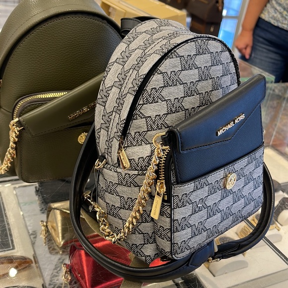 MICHAEL KORS
Maisie Extra-Small Logo 2-in-1 Backpack
Black 
NWT - Picture 7 of 16